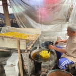 Saepudin Rawat Asa di Balik Wajan Hitam Kerupuk Mie Kuning