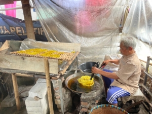 Saepudin Rawat Asa di Balik Wajan Hitam Kerupuk Mie Kuning