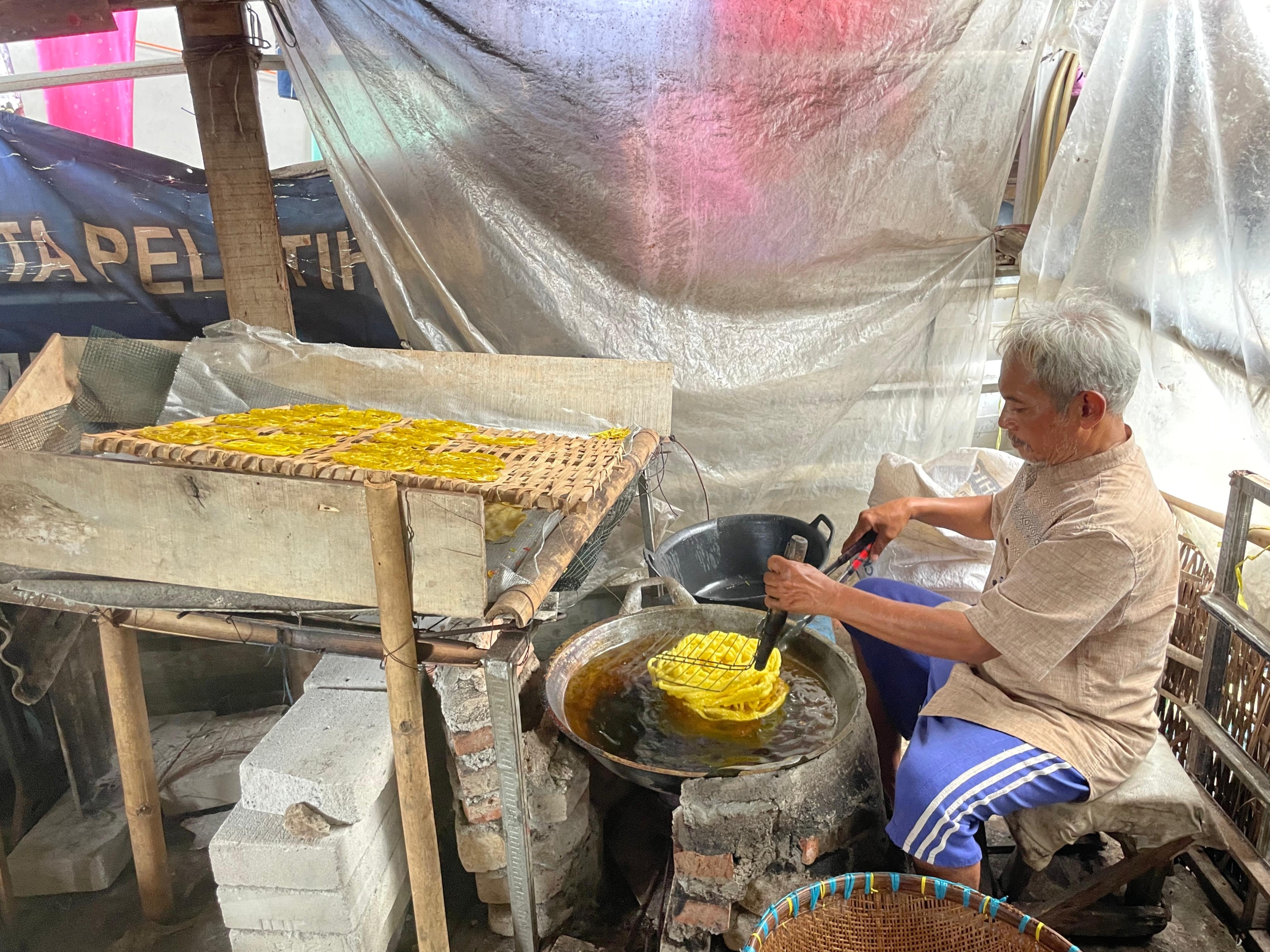 Saepudin Rawat Asa di Balik Wajan Hitam Kerupuk Mie Kuning