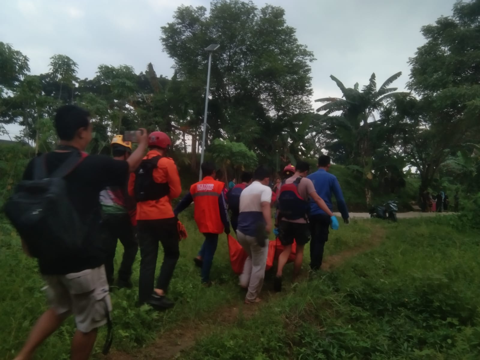 Lansia Pencari Besi di Sungai Cipamingkis Ditemukan Tewas Setelah Enam Hari Pencarian