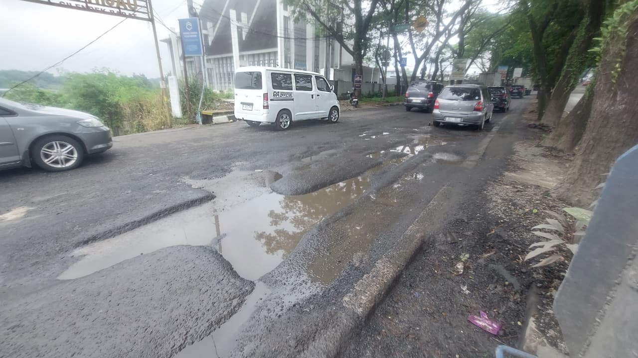 Jalan KH Abdullah bin Nuh Rusak Parah, Pemkot Bogor Tunggu Perbaikan Pemerintah Pusat