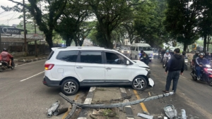 Kecelakaan Tunggal di KH Abdullah Bin Nuh, Mobil Wuling Tabrak Tiang PJU