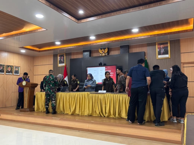 Kejari Kota Bogor Lelang 79 Ponsel dan 6 Motor Hasil Sitaan Perkara Inkrah