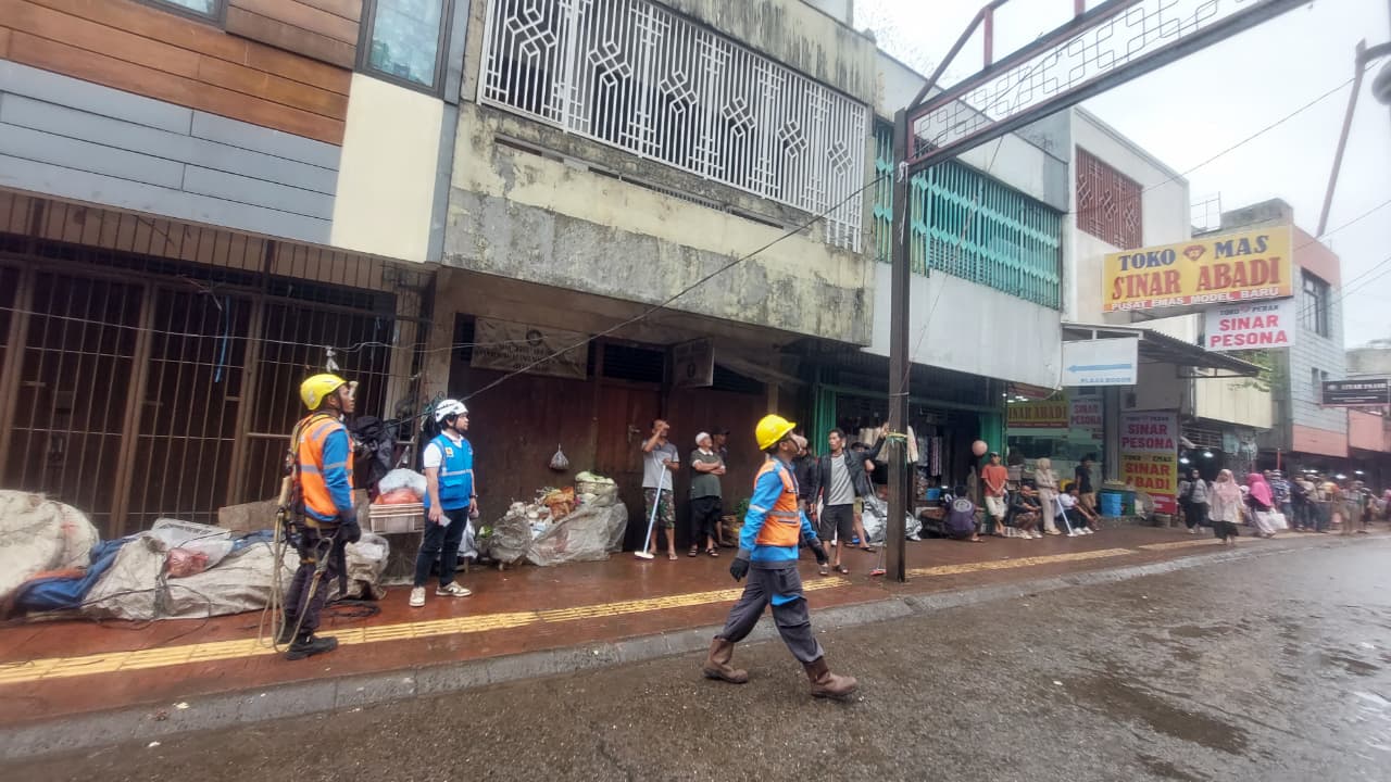 PLN Bogor Tertibkan Kabel dan KWH-Meter Ilegal di Suryakencana, Satu Unit Diamankan