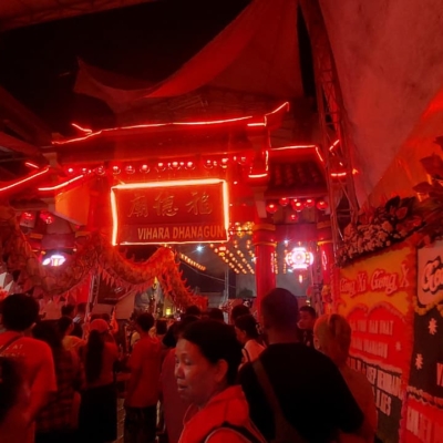 Ratusan Lilin Terangi Vihara Dhanagun Kota Bogor pada Malam Tahun Baru Imlek 2026