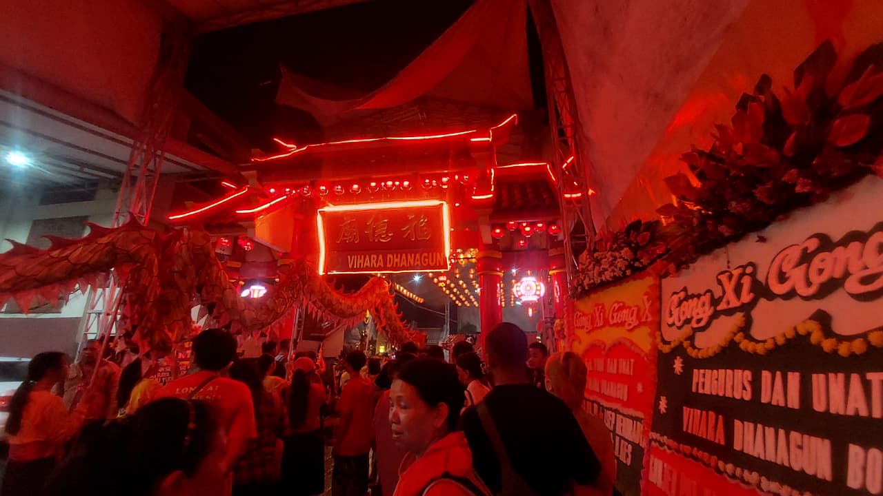 Ratusan Lilin Terangi Vihara Dhanagun Kota Bogor pada Malam Tahun Baru Imlek 2026