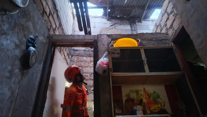 Hujan dan Angin Kencang Terjang 5 Atap Rumah Warga di Bogor Hingga Rusak