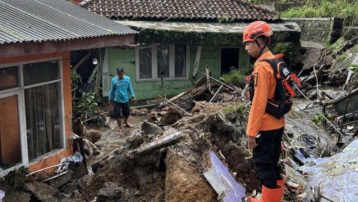 Hujan Deras Picu Longsor dan Banjir di Puncak Cisarua, 6 Unit Rumah Warga Terdampak