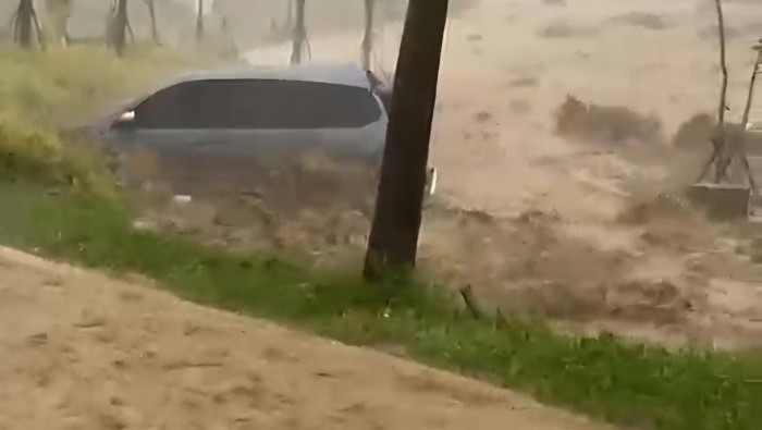 Video Mobil Terseret Arus Banjir di Babakan Madang Viral di Media Sosial