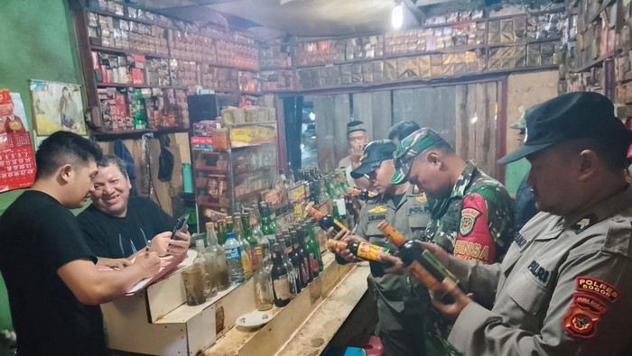 Polisi Razia Miras Berkedok Warung Jamu di Kemang Bogor, 60 Botol Berhasil Disita