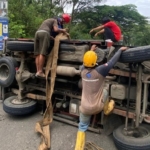 Alami Pecah Ban, Truk Muatan Galon Terguling di Babakan Madang Bogor