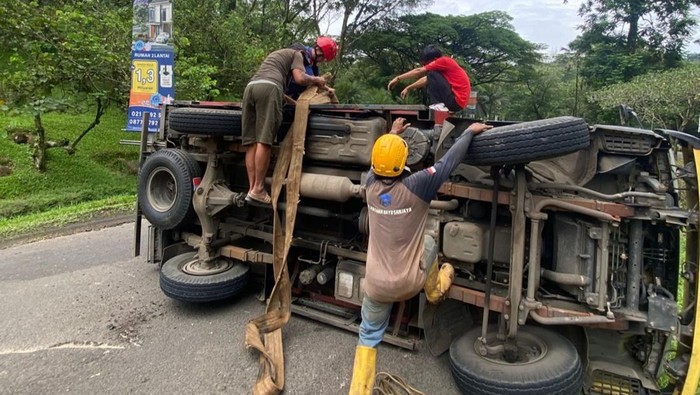 Alami Pecah Ban, Truk Muatan Galon Terguling di Babakan Madang Bogor