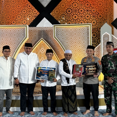 Polres Bogor Wakafkan 2.000 Mushaf Al-Qur’an pada Peringatan Nuzulul Quran di Masjid Baitul Faizin