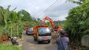 Puluhan Truk Dikerahkan, Pemkab Bogor Bersihkan Tumpukan Sampah Liar di Desa Kopo