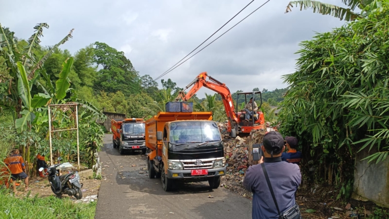 Puluhan Truk Dikerahkan, Pemkab Bogor Bersihkan Tumpukan Sampah Liar di Desa Kopo