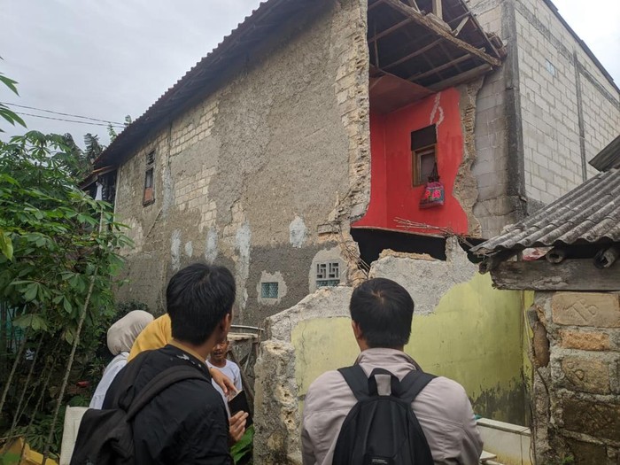 Rumah Warga di Bogor Kembali Alami Jebol Akibat Hujan dan Angin Kencang