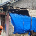 Tak Kuat Menahan Derasnya Air Hujan, 2 Rumah Terbawa Longsoran Material Tembok Penahan Tanah