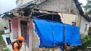 Tak Kuat Menahan Derasnya Air Hujan, 2 Rumah Terbawa Longsoran Material Tembok Penahan Tanah