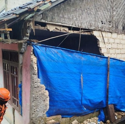 Tak Kuat Menahan Derasnya Air Hujan, 2 Rumah Terbawa Longsoran Material Tembok Penahan Tanah